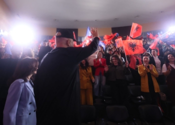 Rama, takim me gratë në Kavajë: Nuk i ofendoj burrat, në PS duhet të bëhen 50 mijë gra dhe vajza