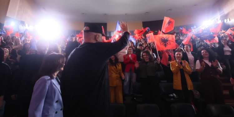Rama, takim me gratë në Kavajë: Nuk i ofendoj burrat, në PS duhet të bëhen 50 mijë gra dhe vajza