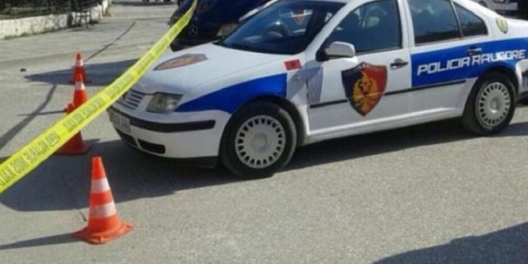 Aksident në Shkozet, përplasen 4 makina, shoferët grushtohen me njëri-tjetrin