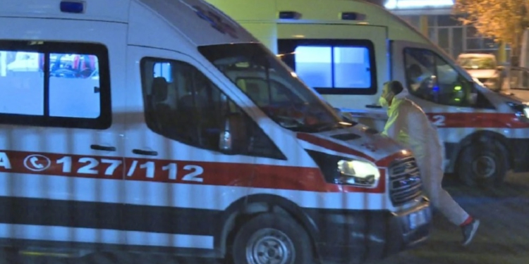 E rëndë në Berat, familjarët gjejnë të varur në pemë 41-vjeçarin. Nisin hetimet për shkakun e ngjarjes