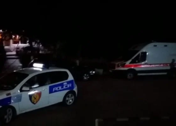Aksident në Tepelenë, shoferi humb kontrollin mbi makinën dhe del nga rruga, dy të lënduar