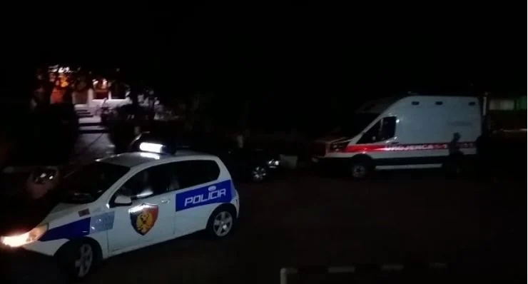 Aksident në Tepelenë, shoferi humb kontrollin mbi makinën dhe del nga rruga, dy të lënduar