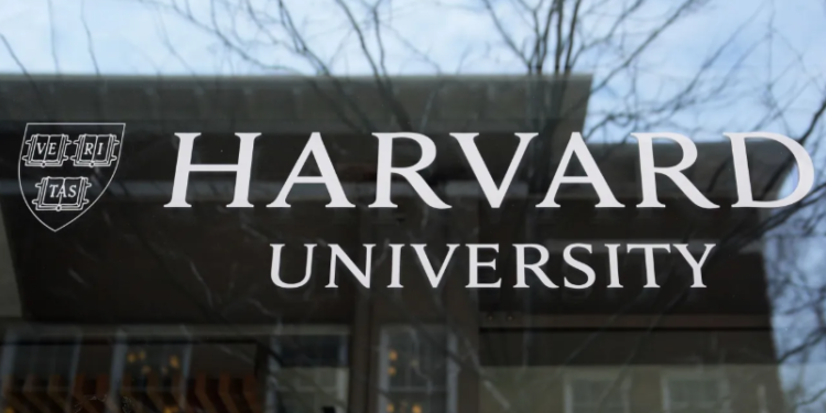 Universiteti i Harvardit padit administratën Trump për ngrirjen e fondeve