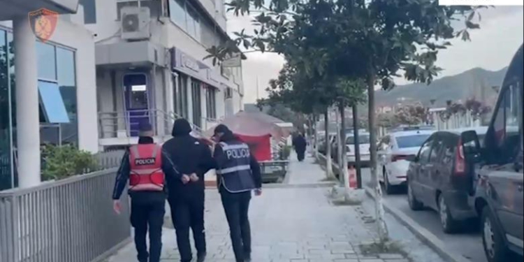 Qëlloi me armë në drejtim të banesës së dy vëllezërve, vihet në pranga 30-vjeçari në Tiranë