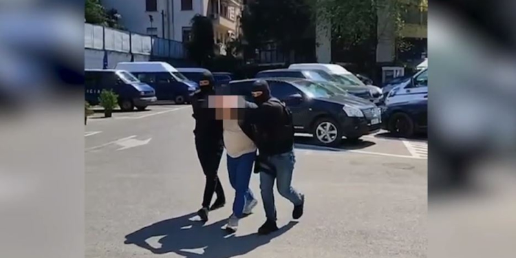 I kërkuar në Itali për grup kriminal dhe falsifikim dokumentash, arrestohet 45-vjeçari në Tiranë