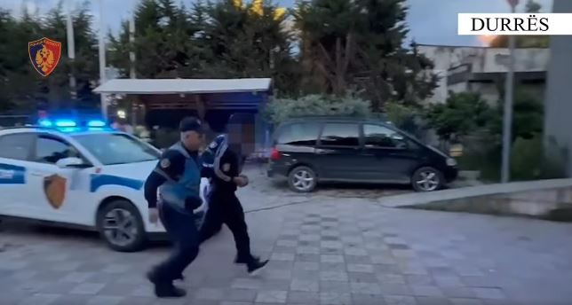 Tentoi të grabiste me dhunë tre italiane, arrestohet 18-vjeçari! Në banesë iu gjet…