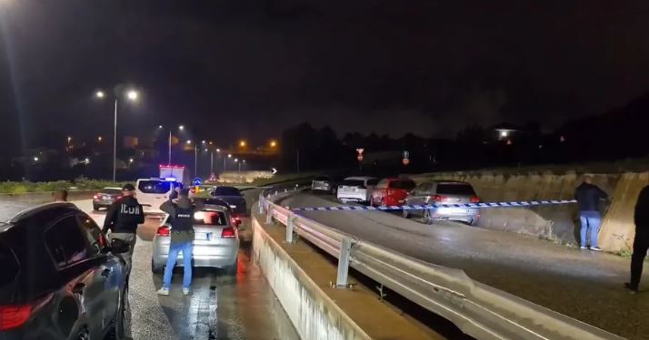 33 gëzhoja në vendngjarje/ Atentati ndaj 4 të rinjve, një plumb kapi edhe një automjet rastësor, zbardhet dëshmia e drejtuesit në polici