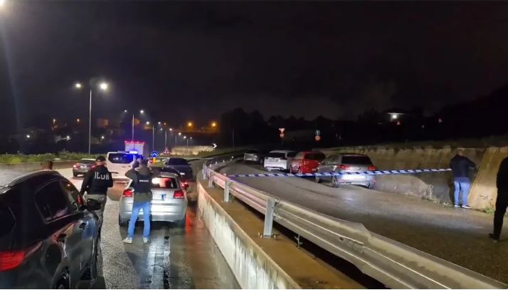 33 gëzhoja në vendngjarje/ Atentati ndaj 4 të rinjve, një plumb kapi edhe një automjet rastësor, zbardhet dëshmia e drejtuesit në polici