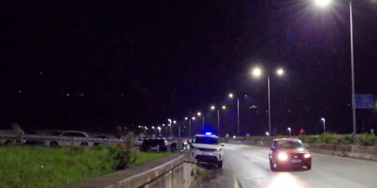 Plagosja e 4 personave, motori i autorëve erdhi nga zona e Arbanës. Analizohen kamerat e sigurisë në zonën përreth