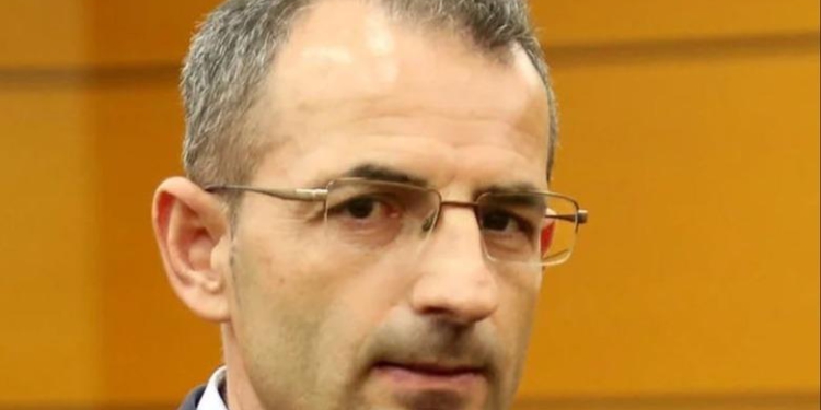 E krahasoi veten me Skënderbeun, ky është avokati që u ‘sëmur’ për të zvarritur gjyqin e Berishës