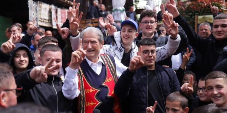 Militantët demokratë në mëdyshje: Duhet të përshëndesin tani me një gisht, apo me dy gishta?