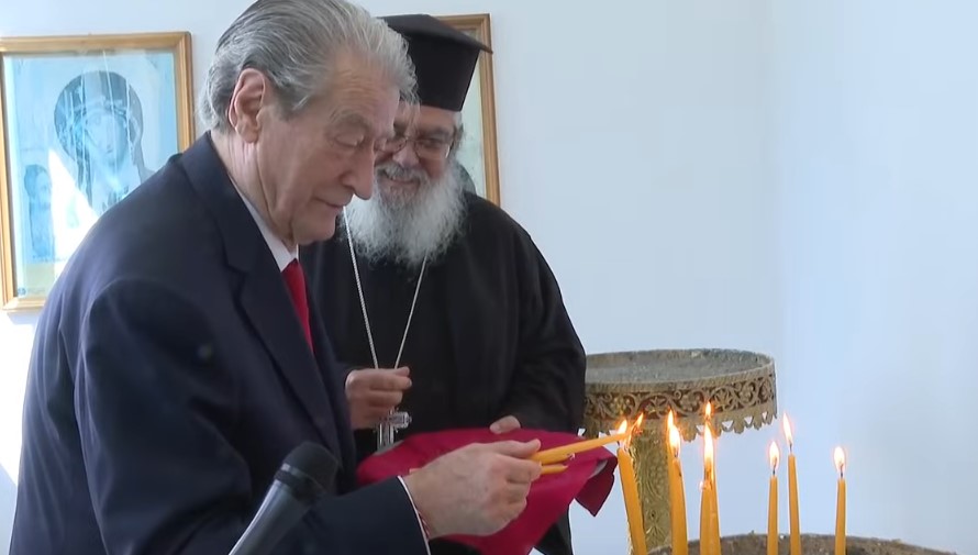 VIDEO/ Berisha ndez qirinj në Kishën e Kavajës: Kam dy dëshira, njëra për fitoren e 11 majit…