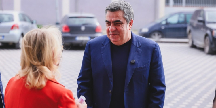Programi “dreka në shkollë”/ Ministri Gonxhja: Transport dhe ushqim falas për fëmijët në shkollat publike