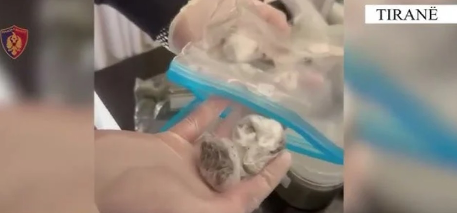 Del nga ‘moda’ droga me postë nga SHBA, policia kupton ‘hilen’, arrestohet në flagrancë një tjetër i ri në Tiranë