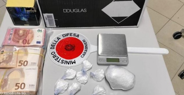 U kap me kokainë dhe tentoi t’i arratisej policisë, përfundon në pranga shqiptari 43-vjeçar në Itali