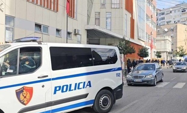 I mori 2300 euro një klienti duke u shtirur sikur ishte pronari, vihet në pranga 30-vjeçari në Elbasan