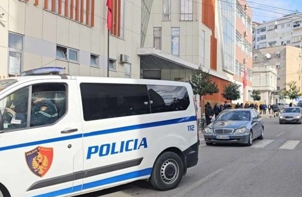 I mori 2300 euro një klienti duke u shtirur sikur ishte pronari, vihet në pranga 30-vjeçari në Elbasan