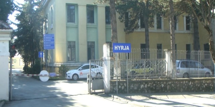 E rëndë në Korçë! Roja i spitalit hyn i dehur në dhomat e pacientëve, godet familjarin e një prej tyre
