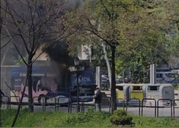 Përfshihet nga flakët autobusi para Ministrisë së Jashtme, pasagjerët në panik (Video)