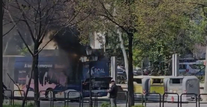 Përfshihet nga flakët autobusi para Ministrisë së Jashtme, pasagjerët në panik (Video)