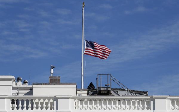 Ndarja nga jeta e Papa Françeskut, Trump urdhëron që flamujt amerikanë të ulen në gjysmështizë