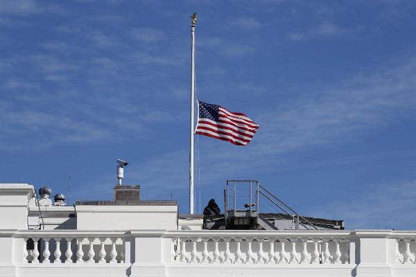 Ndarja nga jeta e Papa Françeskut, Trump urdhëron që flamujt amerikanë të ulen në gjysmështizë