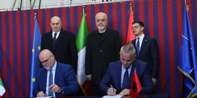 Firmoset marrëveshja me italianët për prodhimin e armëve, Rama: Të thellojmë marrëdhënien mes dy shteteve