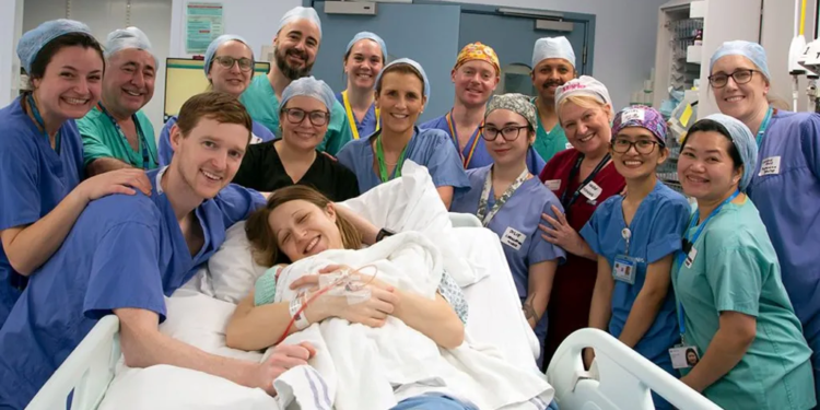 “Një mrekulli”, nëna me mitër të transplantuar sjell në jetë një bebe