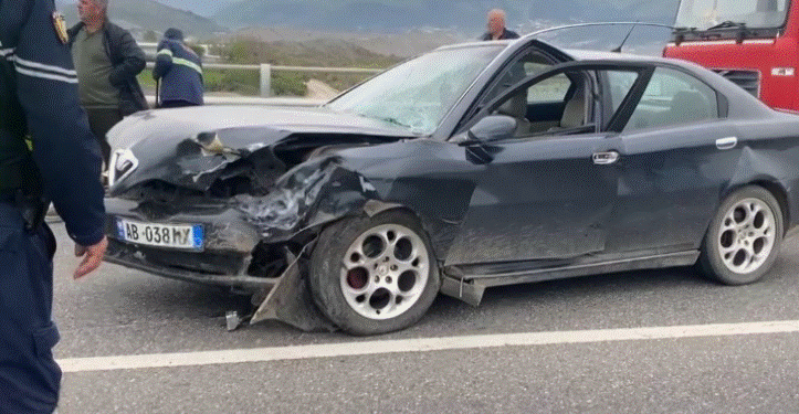 Aksident në rrugën Lezhë-Laç, makinat përplasen ‘kokë më kokë’, plagoset një nga drejtuesit!