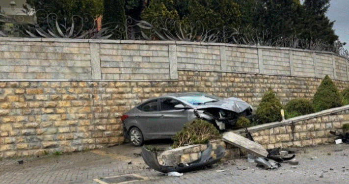 Aksident i rëndë në Korçë-Pogradec, makina përplaset me murin pranë karburantit, plagoset shoferi