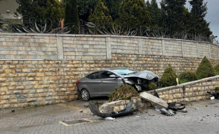 Aksident i rëndë në Korçë-Pogradec, makina përplaset me murin pranë karburantit, plagoset shoferi