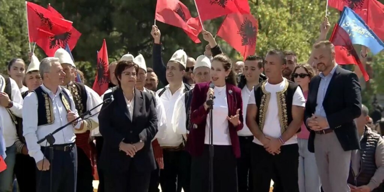 Gjirokastra polifoni kushtuar Europës, edhe Kumbaro ia merr këngës dhe sfidon demokratët: 4 me 0