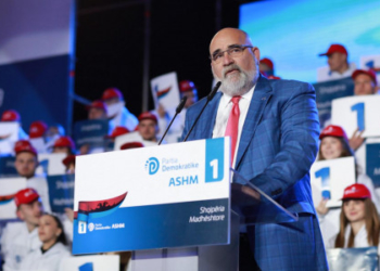 PD hap fushatën, Chris LaCivita: Në 12 vite 1 milion shqiptarë u larguan! Pse të votosh një parti që i krijoi problemet?!