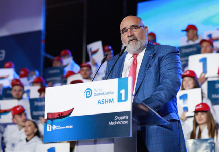 PD hap fushatën, Chris LaCivita: Në 12 vite 1 milion shqiptarë u larguan! Pse të votosh një parti që i krijoi problemet?!