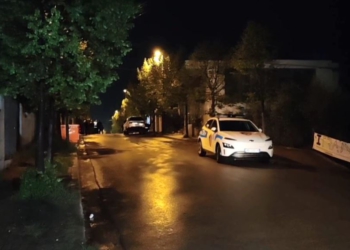 Atentati në Tiranë/  17 vjeçari niset për trajtim jashtë vendit, vëllai i tij 11 vjeç në gjendje kritike