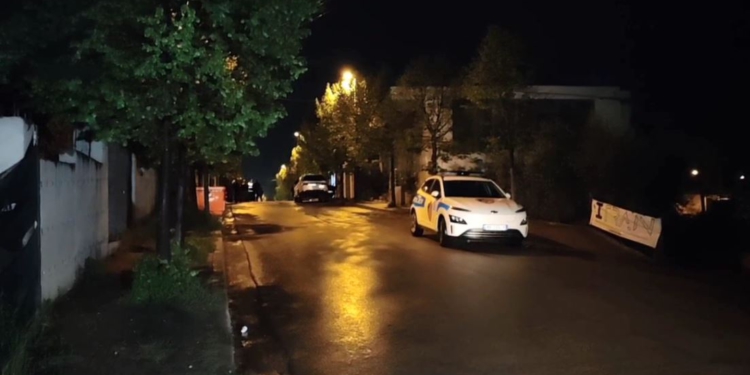Atentati në Tiranë/  17 vjeçari niset për trajtim jashtë vendit, vëllai i tij 11 vjeç në gjendje kritike