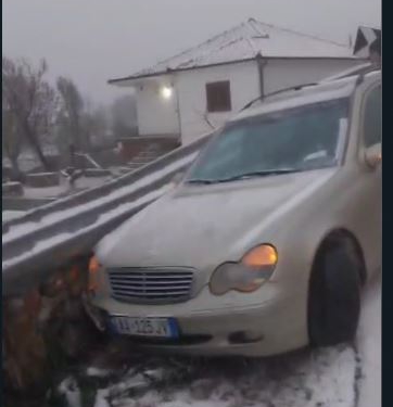 Incident në Rrugën e Arbrit/ Makina rrëshket nga dëbora dhe përplaset me murin rrethues të një banese