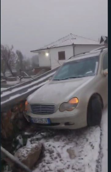 Incident në Rrugën e Arbrit/ Makina rrëshket nga dëbora dhe përplaset me murin rrethues të një banese