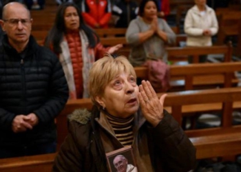 Bota vajton Papa Françeskun, flamuj në gjysmështizë në Bruksel dhe lutje në mesha (FOTO)