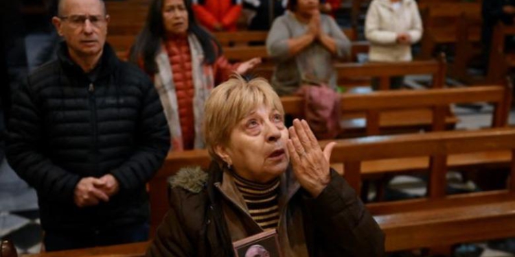Bota vajton Papa Françeskun, flamuj në gjysmështizë në Bruksel dhe lutje në mesha (FOTO)