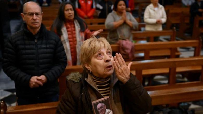 Bota vajton Papa Françeskun, flamuj në gjysmështizë në Bruksel dhe lutje në mesha (FOTO)
