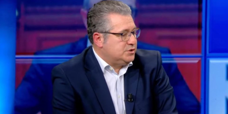 Tarifat ‘Trump’ trazojnë botën/ Minxhozi: Amerika po përgatitet për një betejë epokale. Trump kërkon të ndajë Rusinë nga Kina