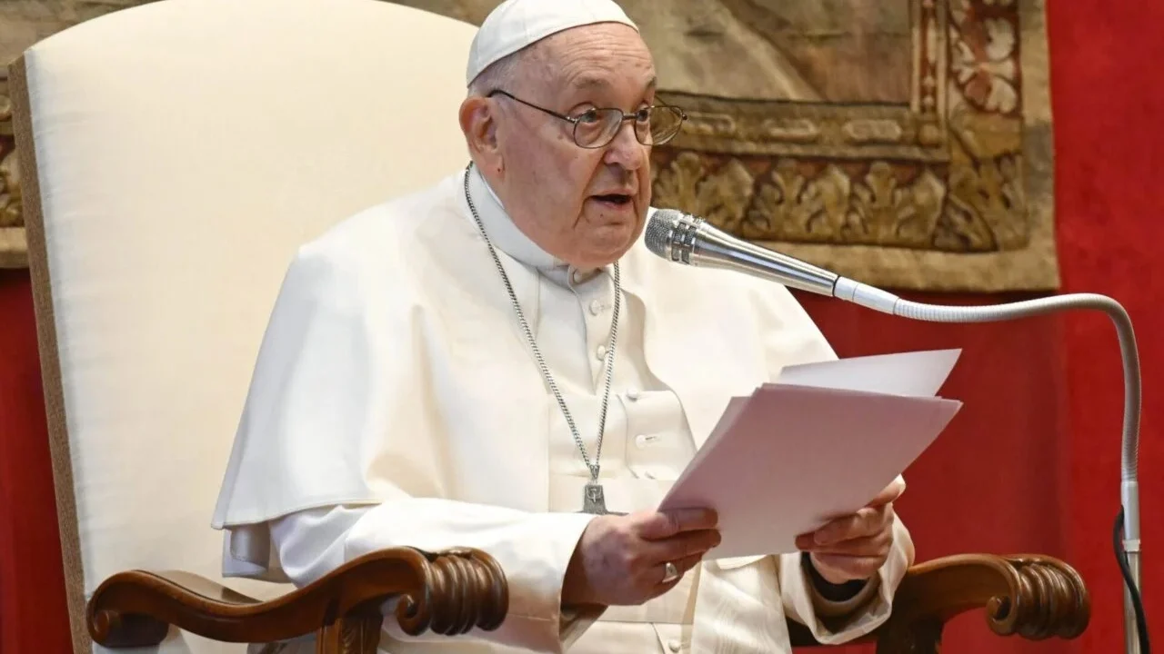 “Nëse nuk martohem me ty…”/  Zbulohet dashuria e parë e Papa Françeskut, letra që i ndryshoi jetën