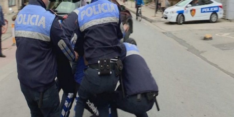 Dyshohet se kreu veprime të turpshme me mbesën e mitur, arrestohet 55-vjeçari në Fier