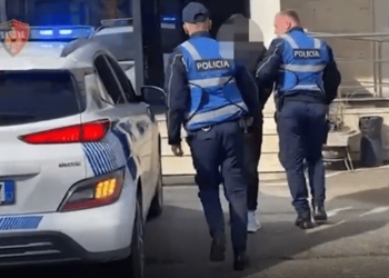 Kanosnin të miturën për publikimin e fotove kundrejt parave, arrestohen tre të rinj në Kamëz