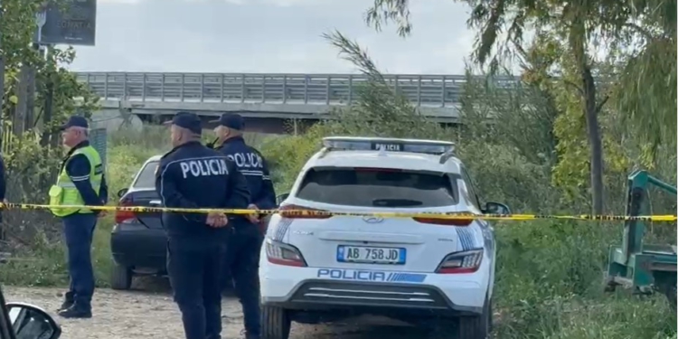 Tragjike në Fier, humb jetën një person, e zuri poshtë zetori që rregullonte