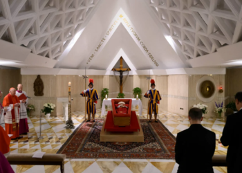 Vatikani publikon fotot e Papa Françeskut në arkivol të hapur
