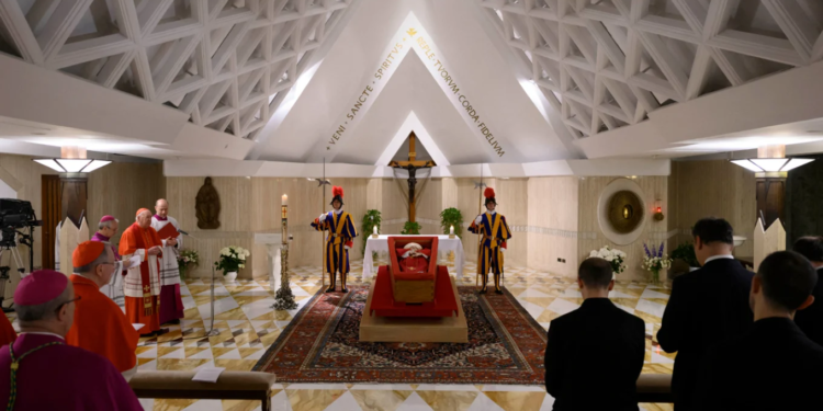 Vatikani publikon fotot e Papa Françeskut në arkivol të hapur
