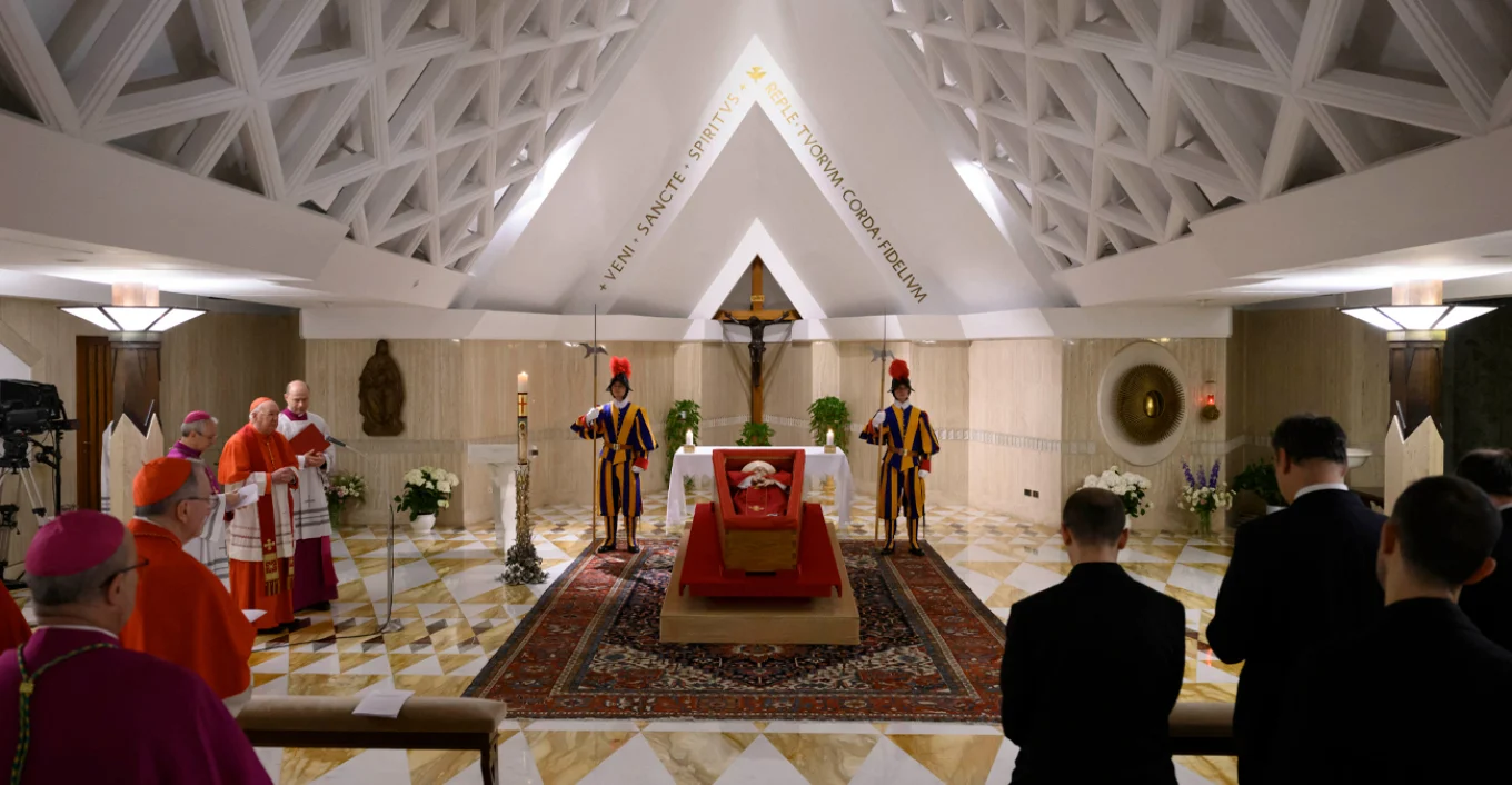 Vatikani publikon fotot e Papa Françeskut në arkivol të hapur