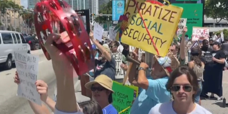 Protestat anti-Trump në SHBA! Mijëra persona i bashkohen tubimeve, në shënjestër edhe Elon Musk